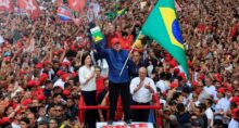 O presidente Luiz Inácio Lula da Silva participa de manifestação em São Paulo.