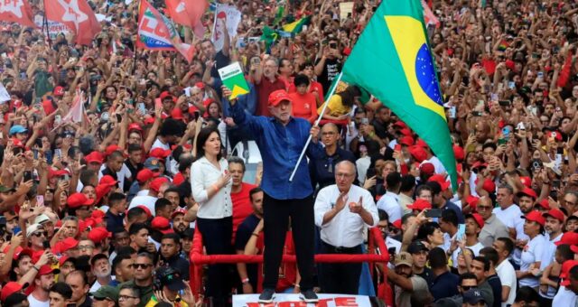 O presidente Luiz Inácio Lula da Silva participa de manifestação em São Paulo.