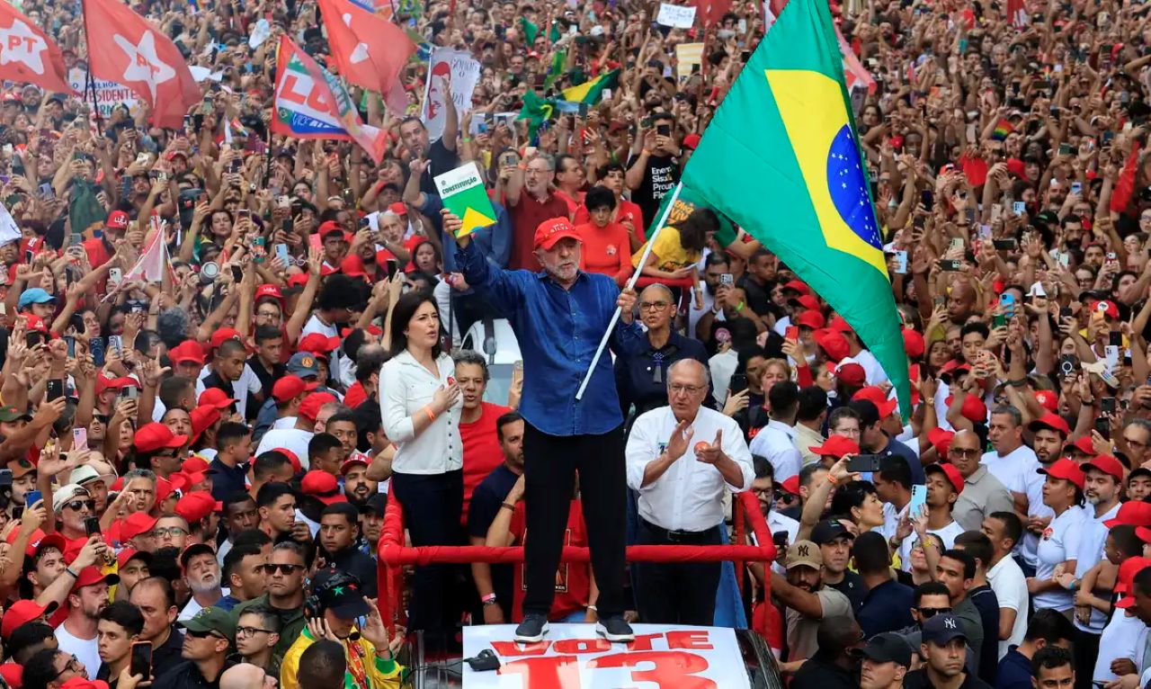 O presidente Luiz Inácio Lula da Silva participa de manifestação em São Paulo.