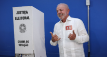 Presidente Luiz Inácio Lula da Silva faz gesto após votar no segundo turno das eleições presidenciais, em São Bernardo do Campo (SP), em 25 de outubro de 2026. REUTERS/Amanda Perobelli