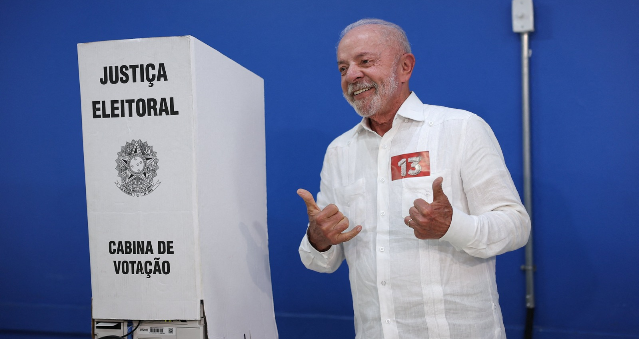 Presidente Luiz Inácio Lula da Silva faz gesto após votar no segundo turno das eleições presidenciais, em São Bernardo do Campo (SP), em 25 de outubro de 2026. REUTERS/Amanda Perobelli