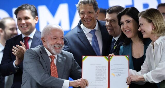 Presidente Luiz Inácio Lula da Silva segura documento assinado durante cerimônia de lançamento de plataforma digital para a reforma tributária, em Brasília, em 13 de janeiro de 2026