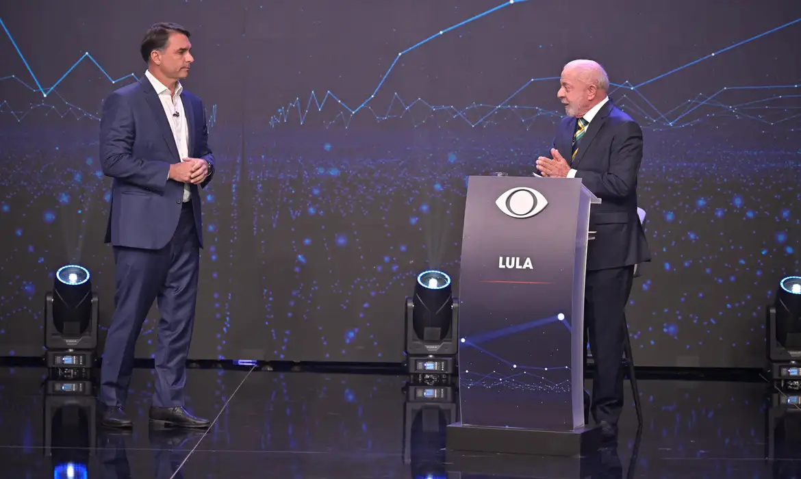 Alfa Inteligência: Flávio abre nova vantagem de votos totais contra Lula, mas mantém empate técnico