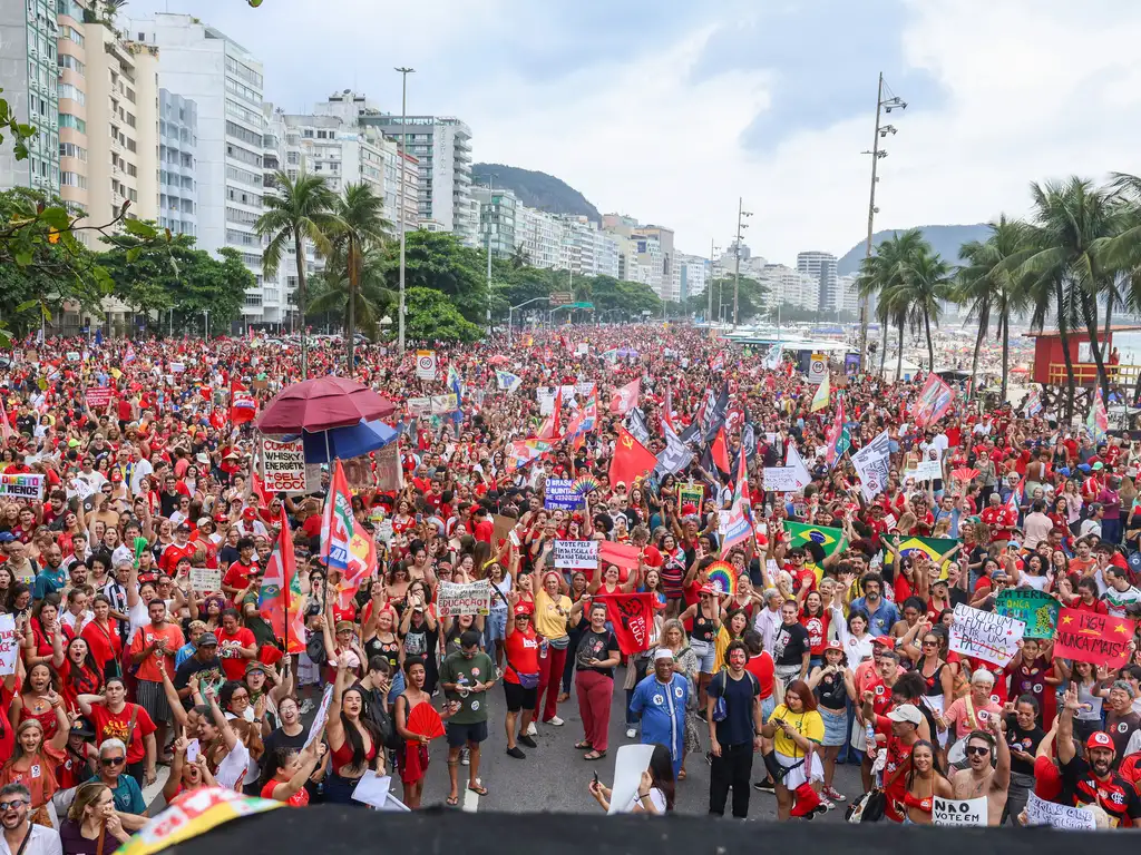 Mesmo sem Lula, apoiadores do presidente no Rio de Janeiro realizam ato em Copacabana